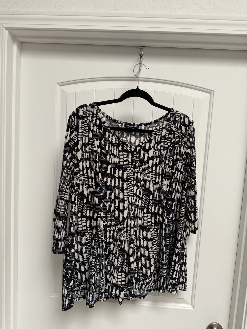 Roz and Ali abstract print long sleeve v-neck tunic top